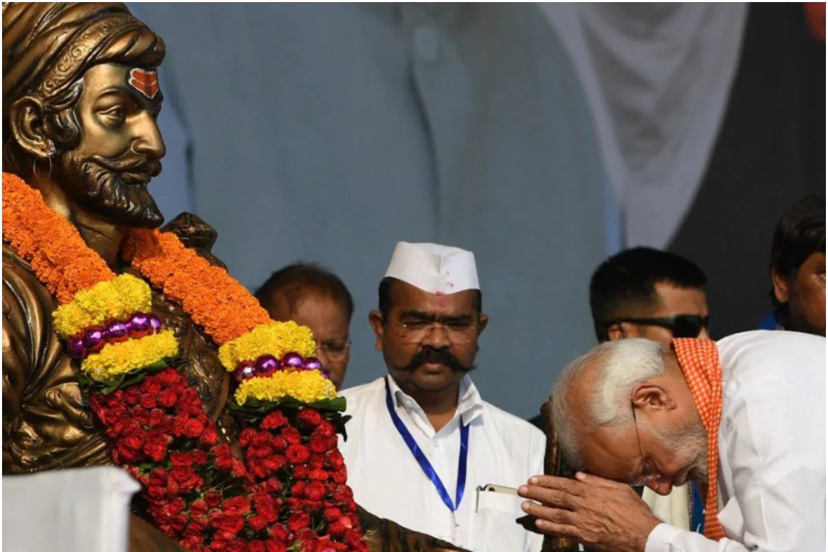 prime-minister-narendra-modi-paying-tribute-to-chhatrapati-shivaji-maharaj